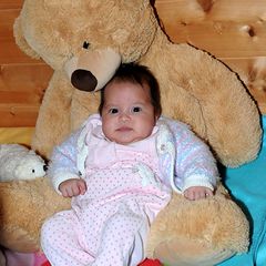 Kleines Mädchen - großer Stolz: Tochter Jorafina mit ihrem Lieblins-Teddy-Bär.