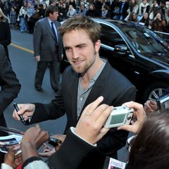 Wenige Wochen vor dem Start von "Breaking Dawn" schreibt Robert Pattinson in Paris fleißig Autogramme.