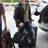 Mit schwerem Gepäck zeigt sich Kellan Lutz am Flughafen von Vancouver.