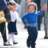 Die Zwillinge von Mariah Carey und Nick Cannon, Monroe und Moroccan, sind mit ihren Aufpassern in Tribeca unterwegs.