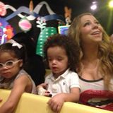 Ausflug mit Mama Mariah: Die Sängerin fährt mit ihren Zwillingen ins Disneyland.