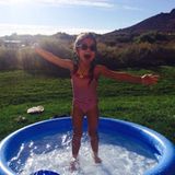 Plitsch platsch! Monroe liebt ihren kleinen Swimming Pool.