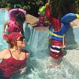 Mariah Carey planscht mit ihren Zwillingen im Pool.