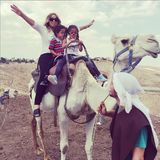 Mariah reitet mir ihren Kindern Maroccan und Monroe auf einem Kamel durch Israel.