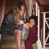Zu Halloween schenkt Mariah Carey ihrem Kleinen seinen ersten Mini-Kürbis.