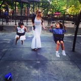 Eine Diva auf dem Spielplatz: Mit ihren Zwillingen verbringt Mariah Carey Zeit beim Schaukeln.