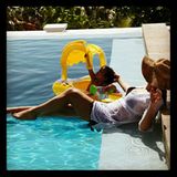 Mit Monroe verbringt Mariah Carey einen gemütlichen Tag am hauseigenen Pool.