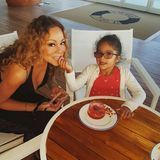Mit ihrer Zwillingstochter Monroe teilt sich Mariah Carey sogar ein Erdbeernachtisch.