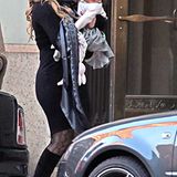 22. Oktober 2012: Mariah Carey trägt Töchterchen Monroe durch New York.