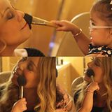 Mariah Carey lässt sich von Töchterchen Monroe das richtige Make-up verpassen.