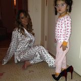 Pyjamaparty: Tochter Monroe trägt zum Schlafanzug Mariahs neue Roberto Cavalli Pumps.