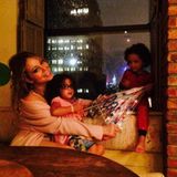 Bei Sturm und Regen machen es sich Mariah und die Kinder in ihrem New Yorker Apartment gemütlich.