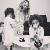 Mariah Careys Kinder Moroccan und Monroe freuen sich backstage über die Preise ihrer Mutter.