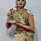 Lady Gaga hat sich für die Pressefotos mit dem goldenen Rehkitz nochmal in ein farblich korrespondierendes Outfit gehüllt.