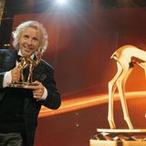 Thomas Gottschalk freut sich über seinen Bambi für das Beste TV-Event des Jahres.
