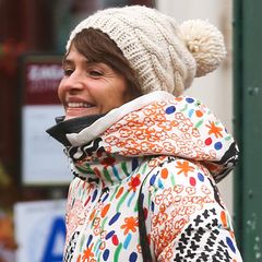 Für die gute Laune kommt man mit farbenfroher, verspielter Kleidung wie Helena Christensens Kapuzenjacke mit Bommelmütze am besten durch den Winter.