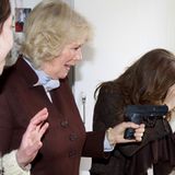 Besuch am Set der dänischen Serie "Kommissarin Lund" - Herzogin Camilla greift zur Waffe und Prinzessin Mary geht in Deckung.