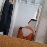21. März 2009: Nein, hier sehen wir kein Playmate sondern Demi Moore beim freizügigen Bügeln. Ashton Kutcher ist von dem Anblick