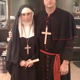 10. März 2009: Ziemlich ernst wirken Demi Moore und Ashton Kutcher auf diesem Bild. Alles nur Show, denn die frommen Kostüme sin