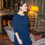 Beim offiziellen Empfang zu Ehren der Nobelpreisträger 2015 trägt Prinzessin Victoria ein schlichtes, aber sehr elegantes Kleid in Dunkelblau, das durch die hohe Taille und den Plissee-Rock ihren Bauch betont.