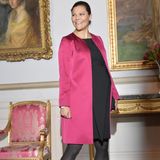 Bei einer Ausstellungseröffnung im Schloss in Stockholm bezaubert Prinzessin Victoria in einer Kombination aus schwarzem Kleid und pinkem Mantel.