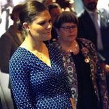 Bei ihrm Besuch der Karlstad Universität in der Provinz Värmland präsentiert Victoria ihr nunmehr stolzes Babybäuchlein in einem blau gepunkteten Kleid.