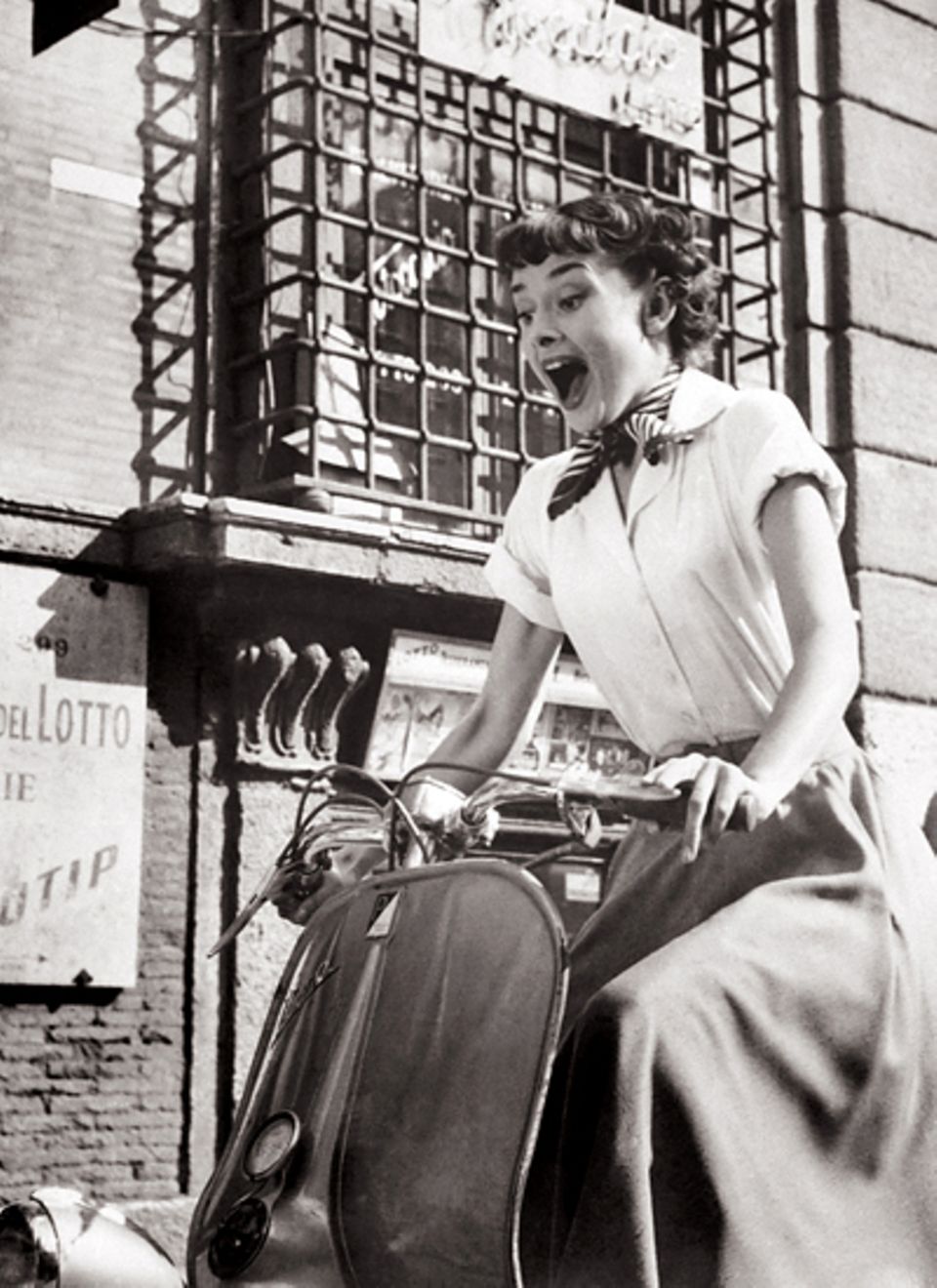 Stars & Bikes - Prominente und ihre Motorräder:
 Audrey Hepburn 1951 in "Ein Herz und eine Krone" auf einer Vespa 125.