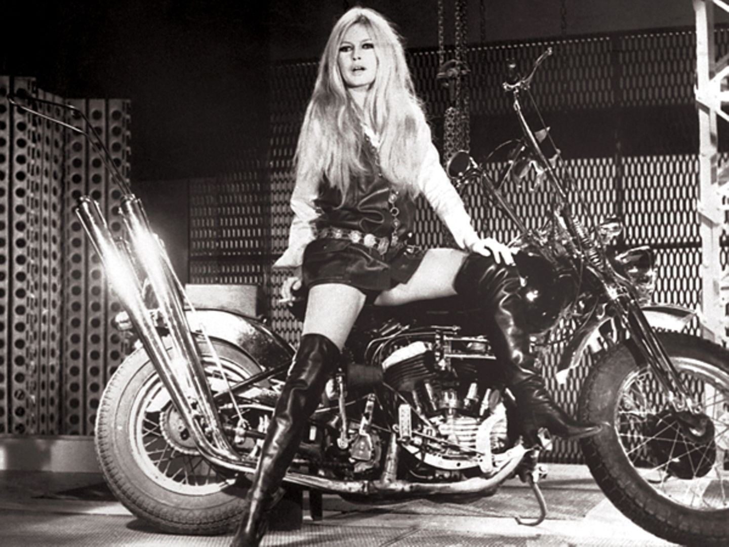 Stars & Bikes - Prominente und ihre Motorräder:
 Brigitte Bardot auf einer Harley-Davidson WL 750 Costumbike.