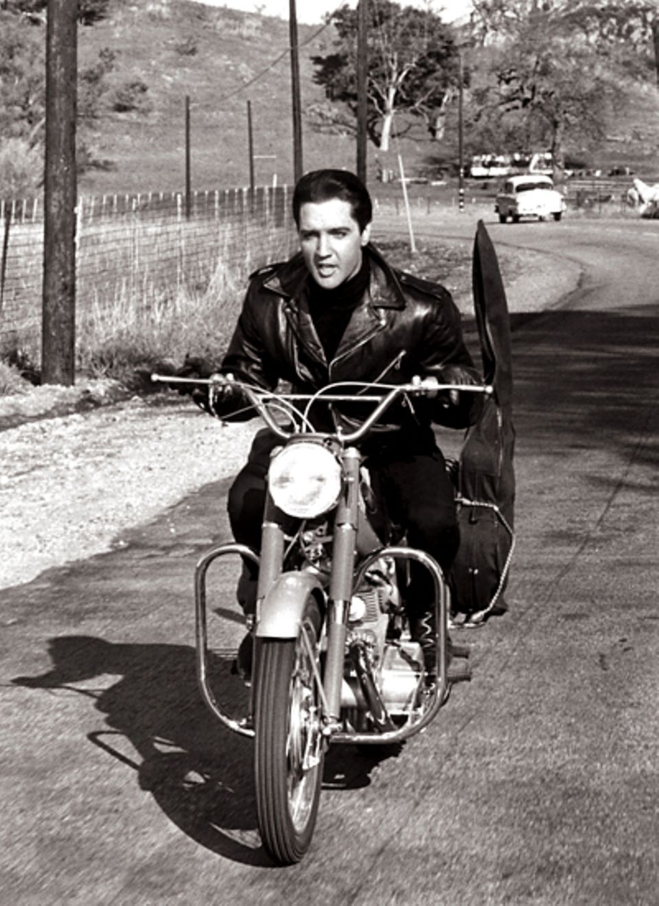 Stars & Bikes - Prominente und ihre Motorräder:
 Elvis Presley in "König der heißen Rhythmen" auf einer Honda Superhawk 350.