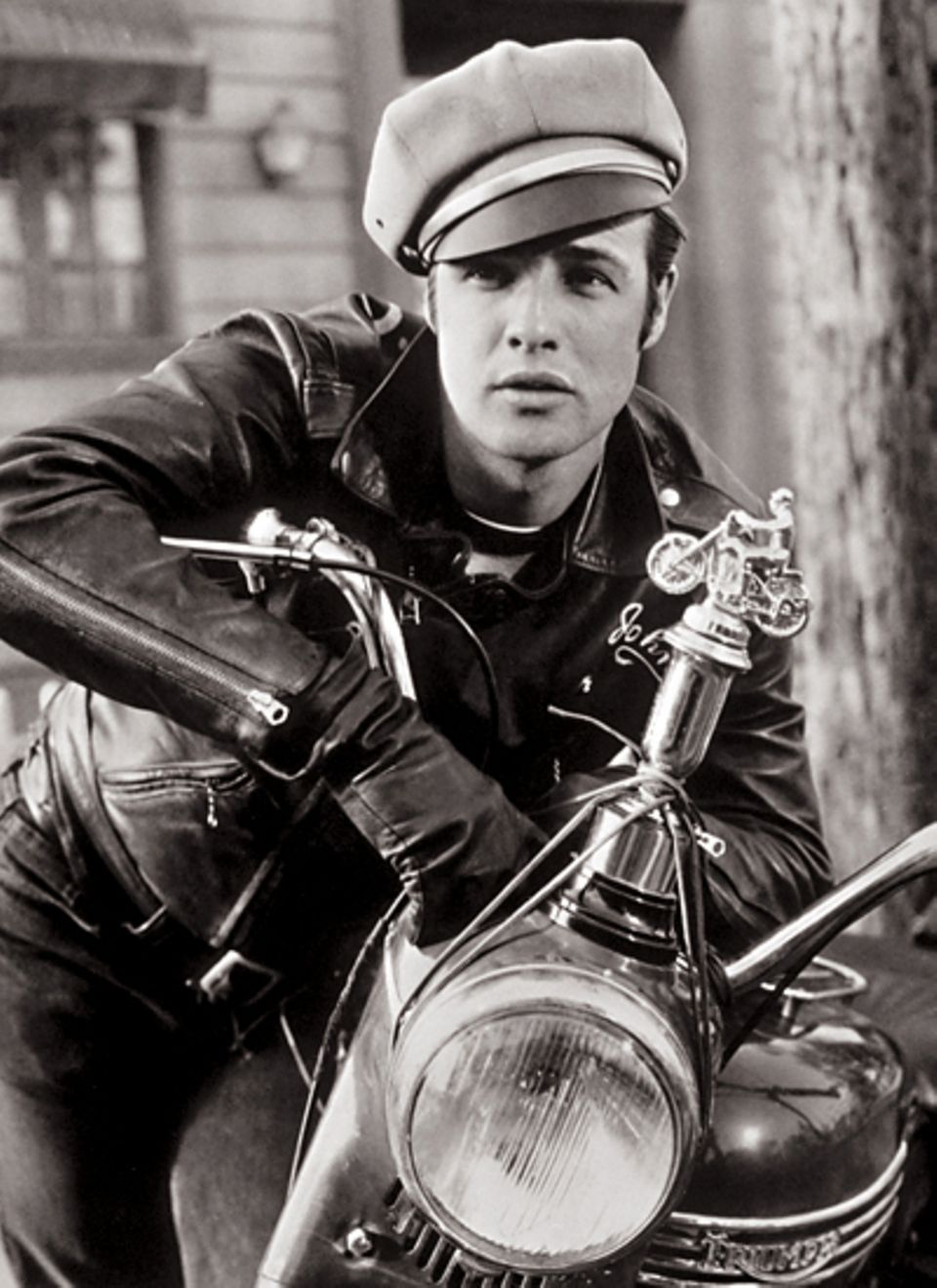 Stars & Bikes - Prominente und ihre Motorräder:
 Marlon Brando als Johnny Strabler, Anführer des Black Rebel Motorcycle Club, in