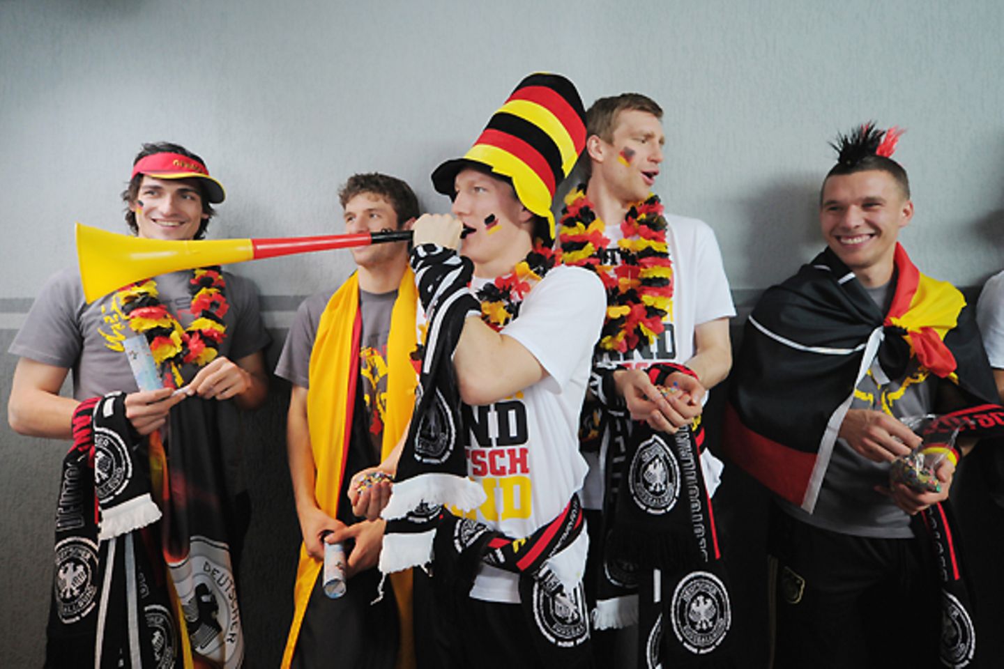 7. Februar 2011: Jogis Fussballjungs stehen für einen Werbedreh im Rahmen der Fußball-WM der Frauen 2011 in Deutschland als Fans