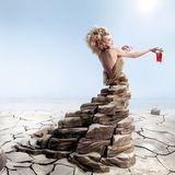 Desertification - März
 Milla erblüht aus der ausgedörrten Erde und entdeckt Campari, um ihren Durst zu stillen.
 Manche Schönheit