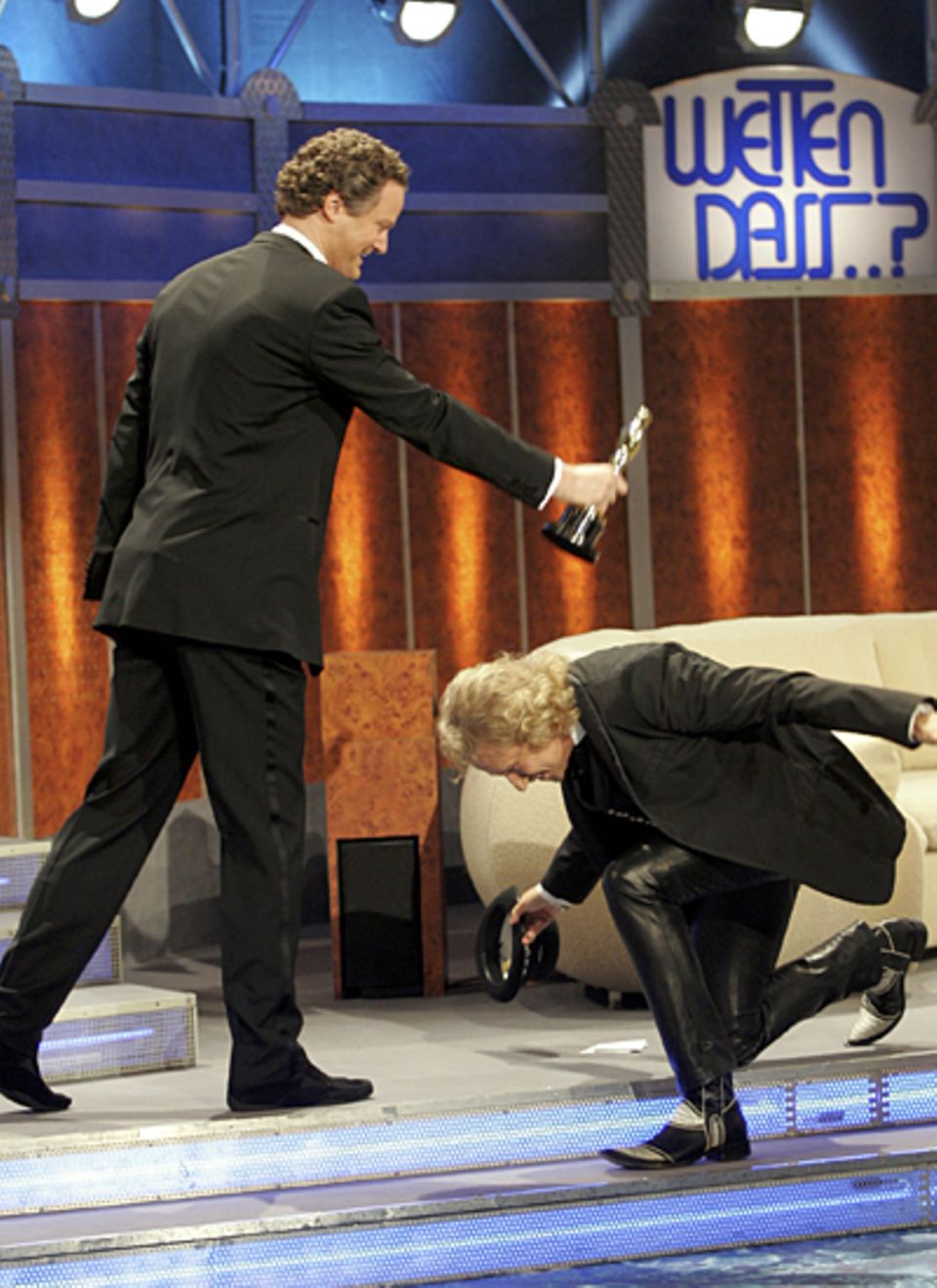 3. März 2007: Thomas Gottschalk (R) welcomes German film director and Oscar price winner Florian Henckel von Donnersmarck in Dor 3. März 2007: Thomas Gottschalk (R) welcomes German film director and Oscar price winner Florian Henckel von Donnersmarck in Dor