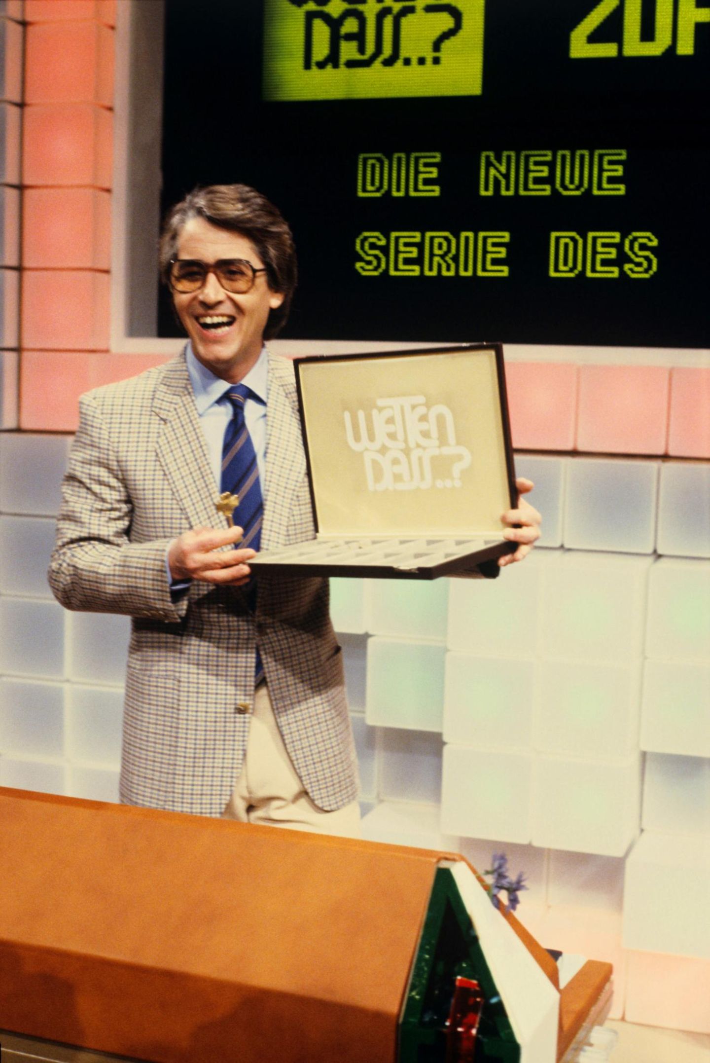 14. Februar 1981: Am Valentinstag startet sie neue Unterhaltungssendung "Wetten, dass..?" mit Moderator Frank Elstner im ZDF und kommt auf Anhieb gut beim Publikum an.