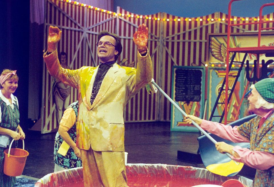 18. September 1993: 1992 übernimmt Wolfgang Lippert die Moderation von "Wetten, dass..?", nachdem Thomas Gottschalk zu RTL wechselt. Auf Grund von schlechten Quoten kehrt Gottschalk nach 9 Folgen auf den Bildschirm der ZDF-Zuschauer zurück. 18. September 1993: 1992 übernimmt Wolfgang Lippert die Moderation von "Wetten, dass..?", nachdem Thomas Gottschalk zu RTL wechselt. Auf Grund von schlechten Quoten kehrt Gottschalk nach 9 Folgen auf den Bildschirm der ZDF-Zuschauer zurück.