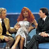 2. Februar 2000: Wenn man seine Wette verliert, kann man schon mal zur Frau werden: v.li.n.re.: Thomas Gottschalk, Kai Pflaume u