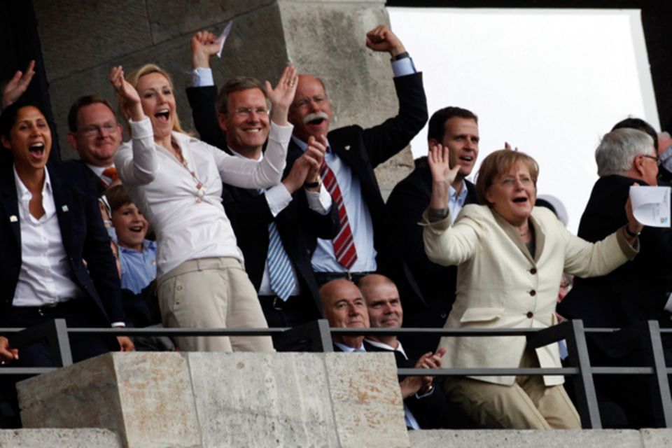 26. Juni 2011: Jubel im Berliner Olympiastadion zum Auftaktsieg der deutschen Fußballfrauen gegen Kanada: Steffi Jones, Bundespr 26. Juni 2011: Jubel im Berliner Olympiastadion zum Auftaktsieg der deutschen Fußballfrauen gegen Kanada: Steffi Jones, Bundespr