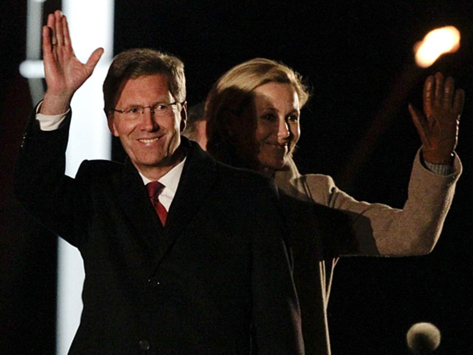 Ein letztes Lächeln: Christian und Bettina Wulff nehmen Abschied beim traditionellen Zapfenstreich. Ein letztes Lächeln: Christian und Bettina Wulff nehmen Abschied beim traditionellen Zapfenstreich.