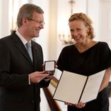 4. Oktober 2010: Katja Riemann erhält für ihren Einsatz gegen Kinderarmut und Kinderhandel das Bundesverdienstkreuz von Bundespr