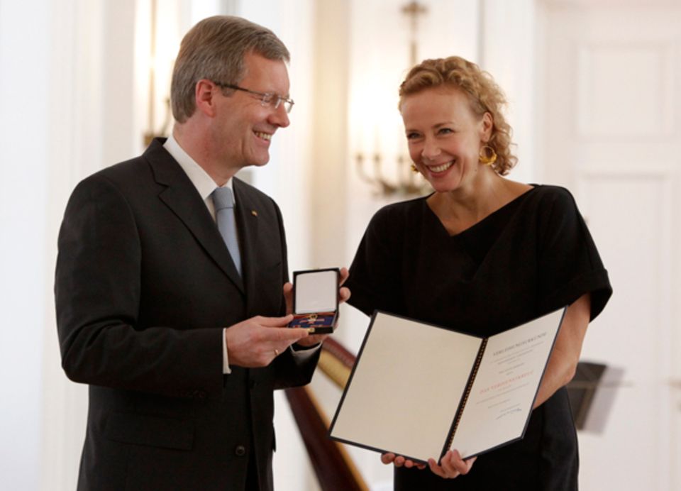 4. Oktober 2010: Katja Riemann erhält für ihren Einsatz gegen Kinderarmut und Kinderhandel das Bundesverdienstkreuz von Bundespr