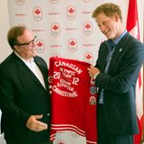 2. August 2012: Prinz Harry freut sich über die Jacke des kanadischen Teams, überreicht von dem kanadischen Präsidenten des "Oly