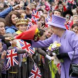 2. Mai 2012: Queen Elizabeth wird bei ihrem Besuch des "Nine Springs Park" in Yeovil, England umjubelt.