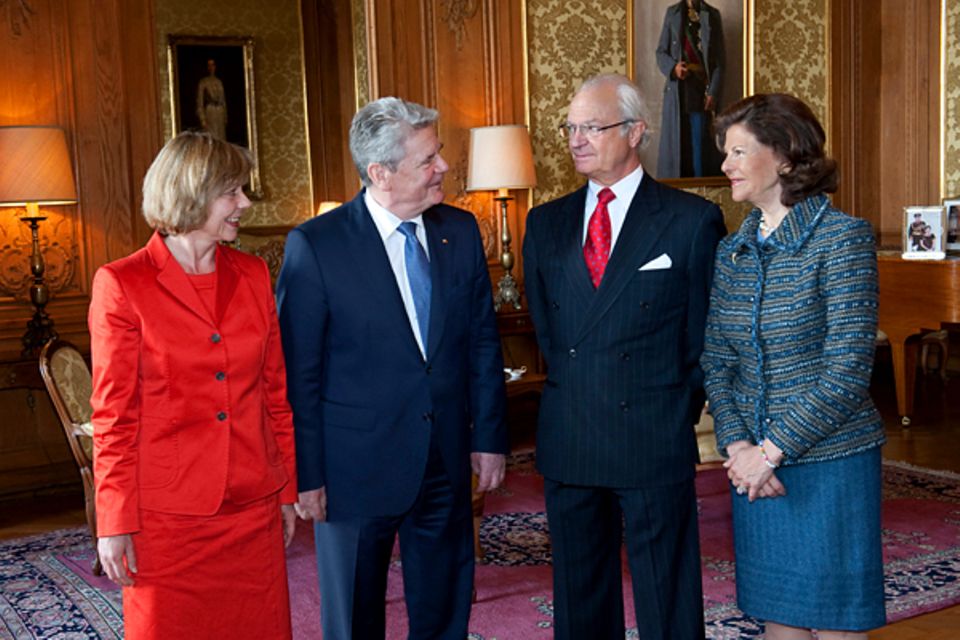 4. Mai 2012: Königin Silvia und König Carl Gustaf nehmen Bundespräsident Joachim Gauck und seine Lebensgefährtin Daniela Schadt 4. Mai 2012: Königin Silvia und König Carl Gustaf nehmen Bundespräsident Joachim Gauck und seine Lebensgefährtin Daniela Schadt