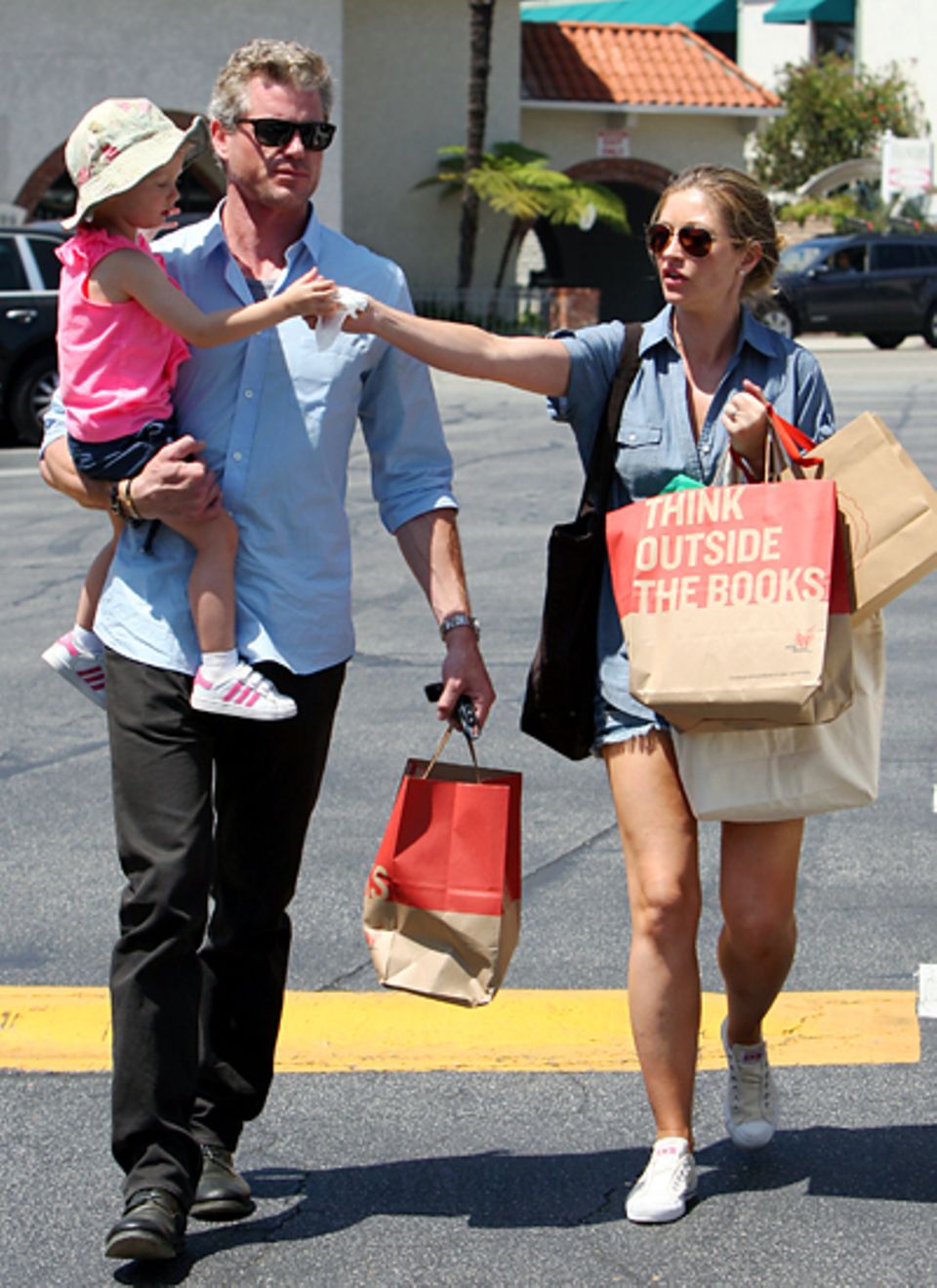 29. Juli 2012: Eric Dane, Rebecca Gayheart und Tochter Billie machen einen Familienausflug. 29. Juli 2012: Eric Dane, Rebecca Gayheart und Tochter Billie machen einen Familienausflug.