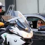 10. Dezember 2012: In Berverly Hills flirtet Jessica Simpson durchs Autofenster mit einem Verkehrs-Polizsiten.