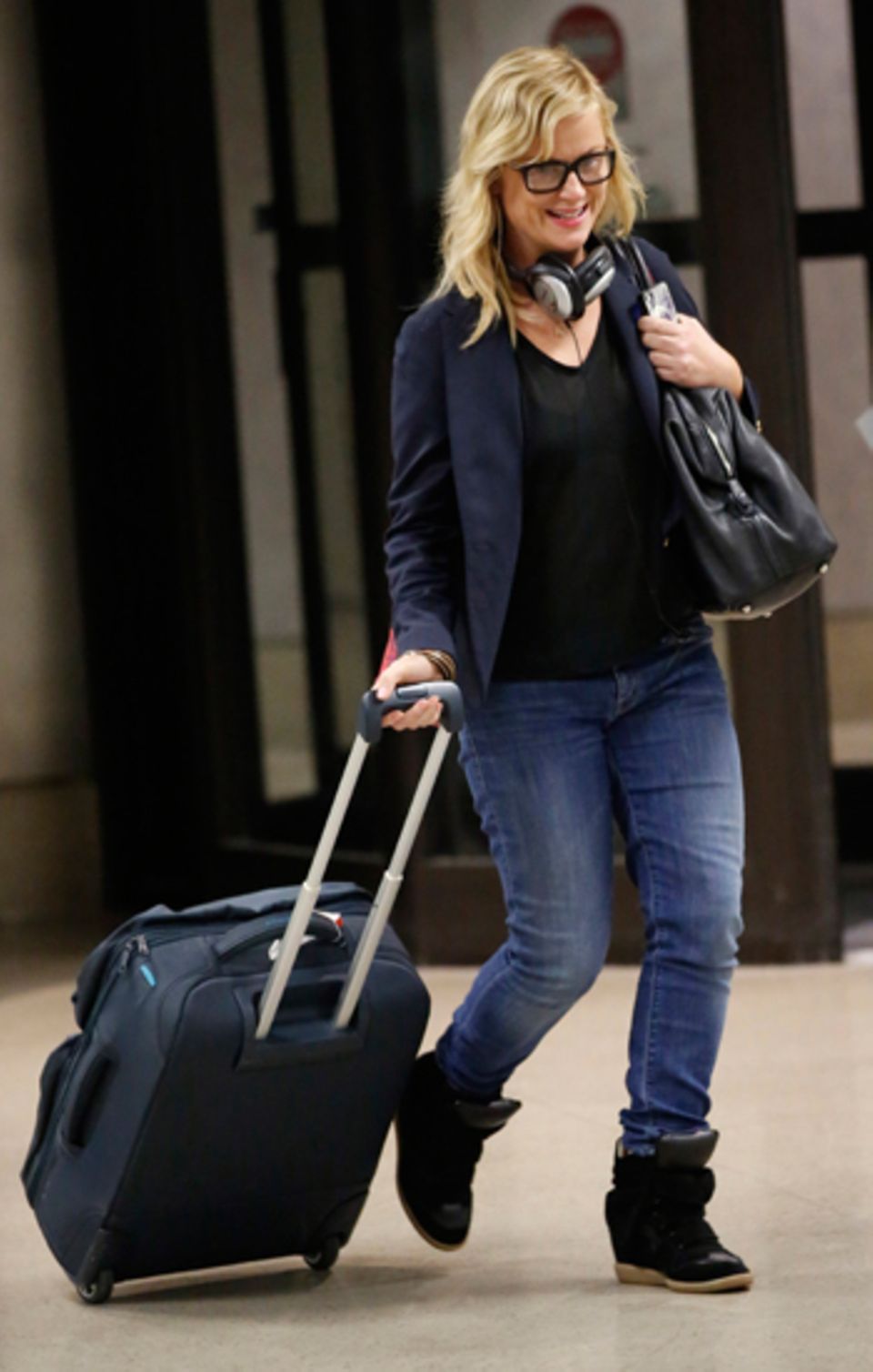 9. September 2012: Amy Poehler wird ohne ihren Ehering am Flughafen in Los Angeles gesichtete. Die Schauspielerin und ihr Noch-M 9. September 2012: Amy Poehler wird ohne ihren Ehering am Flughafen in Los Angeles gesichtete. Die Schauspielerin und ihr Noch-M