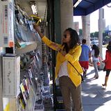 Zoe Saldana wirft einen genaueren Blick auf die Zeitschriften an einem Stand in Los Angeles.