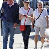 4. November 2012: Elizabeth Banks macht mit ihren Eltern einen Streifzug über den Bauernmarkt in Los Angeles.