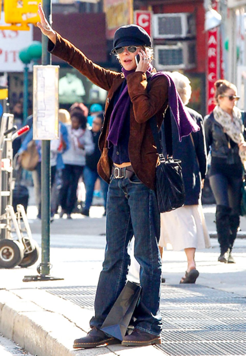 24. September 2012: Nach ihrem Einkaufsbummel winkt sich Meg Ryan im New Yorker West Village ein Taxi heran. 24. September 2012: Nach ihrem Einkaufsbummel winkt sich Meg Ryan im New Yorker West Village ein Taxi heran.
