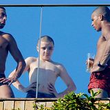 6. Dezember 2012: Das sieht ganz nach einem Muskelvergleich zwischen Madonnas Sohn Rocco und ihrem Toyboy Brahim Zaibat (rechts